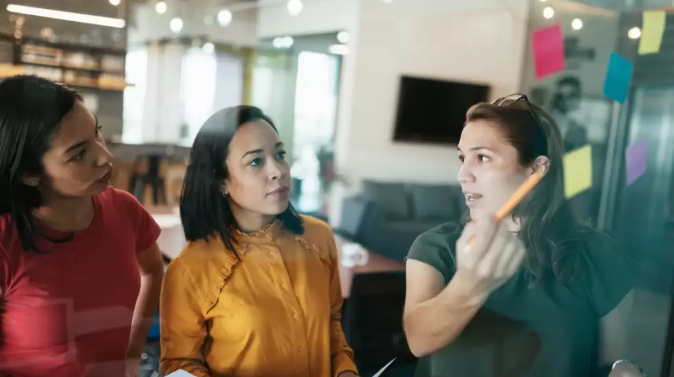 Del tabú del dinero al radar de la inversión: educación financiera, la clave para que las mujeres ya no lloren, facturen